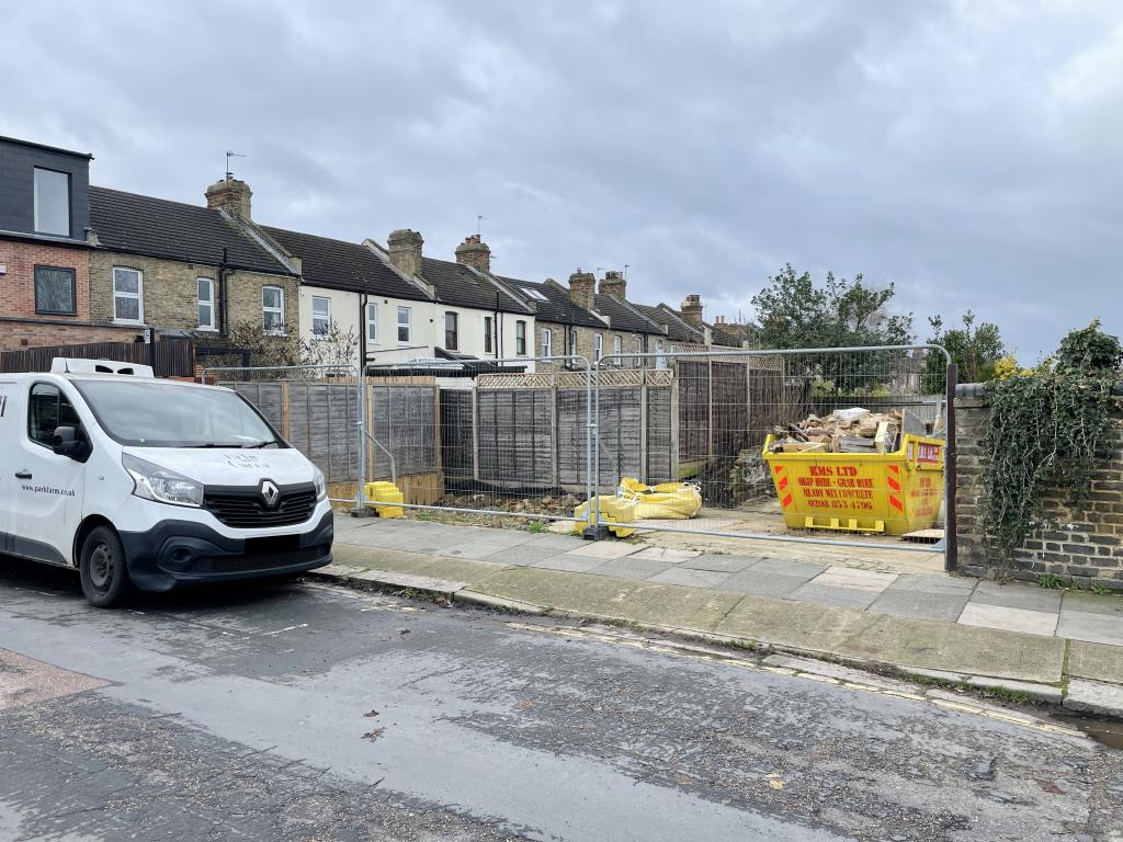 Lot: 95 - VACANT LAND WITH PLANNING - Vacant parcel of land with garage demolished and planning for 2 bedroom dwelling